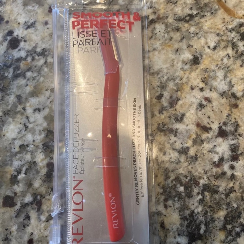 Revlon Smooth & Perfect Face DeFuzzer NEW! 1 Piece